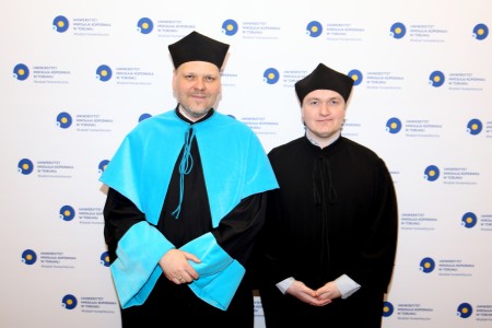dr Łukasz Lipiński wraz z promotorem dr. hab. Bartoszem Awianowiczem, prof. UMK. Kliknij, aby powiększyć zdjęcie.